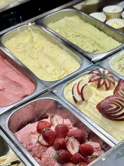 おいしそうなジェラードのショーケース ジェラード,アイス,スイーツの写真素材