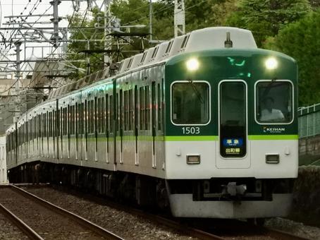 東福寺駅を発車した京阪1000系準急 東福寺駅を発車した京阪1000系準急 京阪電車,京阪本線,京阪電気鉄道の写真素材