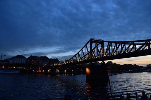 マイン川、鉄橋、フランクフルトの街並み マイン川、鉄橋、フランクフルトの街並み フランクフルト,ドイツ,ヨーロッパの写真素材