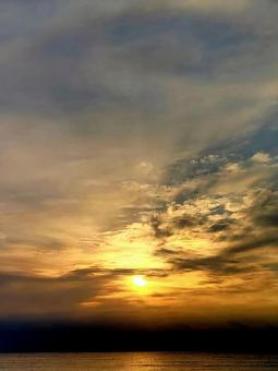 日が昇る朝の空 日が昇る朝の空の写真