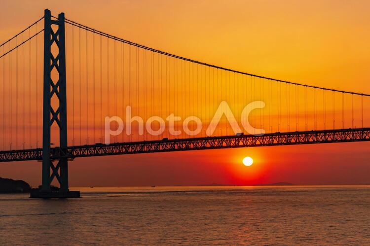 明石海峡と夕日２ 明石海峡大橋,夕景,瀬戸内海の写真素材