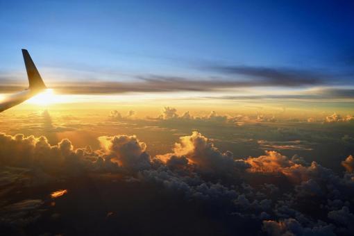 飛行機の窓から眺める夕焼け空 飛行機の窓から眺める夕焼け空 飛行機,窓,景色の写真素材