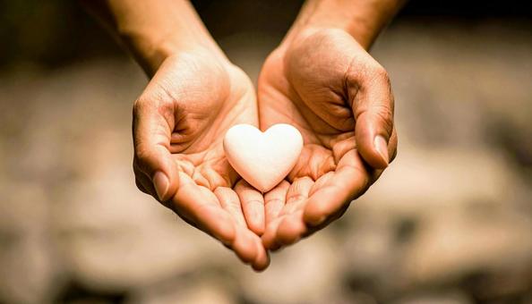 恋人イメージ ハートを持つ男女の手 恋人イメージ ハートを持つ男女の手の写真