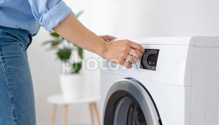 洗濯機のふたをあける女性の手 洗濯,洗濯機,家事の写真素材