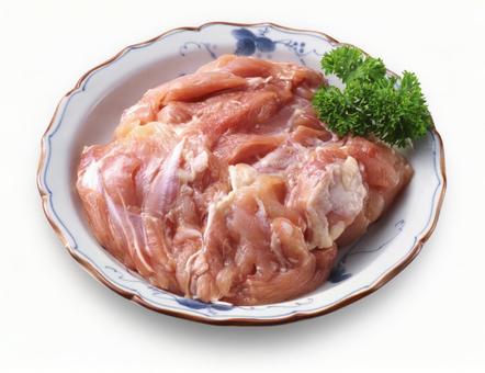 丸皿に盛られた鶏のモモ肉 丸皿に盛られた鶏のモモ肉の写真