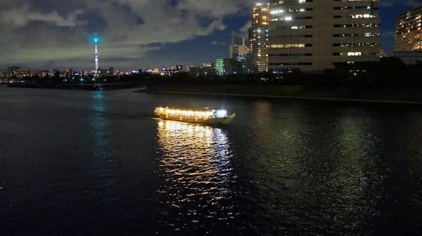 東京スカイツリー&運河を進む屋形船の夜景 東京スカイツリー&運河を進む屋形船の夜景 東京スカイツリー,屋形船,船の写真素材