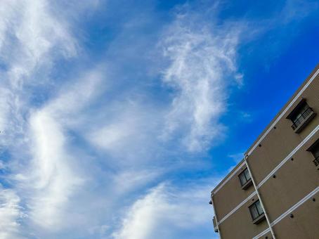 流れる雲とマンション 流れる雲とマンションの写真