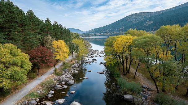 川と湖、色づいた木々が広がる秋の風景 川と湖、色づいた木々が広がる秋の風景の写真