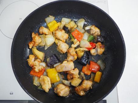 家庭料理・鶏肉と彩り野菜のみぞれ炒め 鶏肉と彩り野菜のみぞれ炒め,家庭料理,出来上がりの写真素材