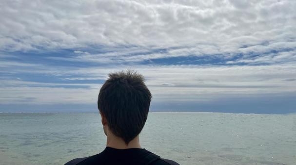 海を眺める男性 海を眺める男性 夏,自然,外の写真素材