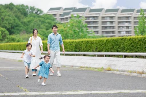 屋外を散歩する親子 屋外を散歩する親子 人物,家族,女性の写真素材