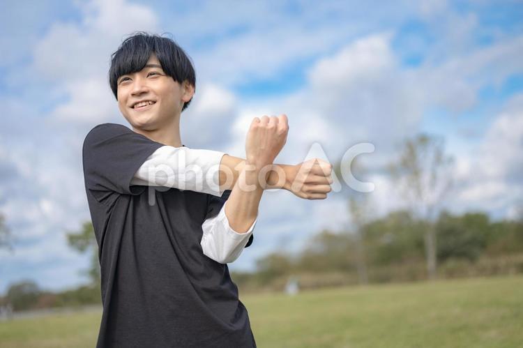 青空と爽やかな男性 若者,男性,アジアンの写真素材