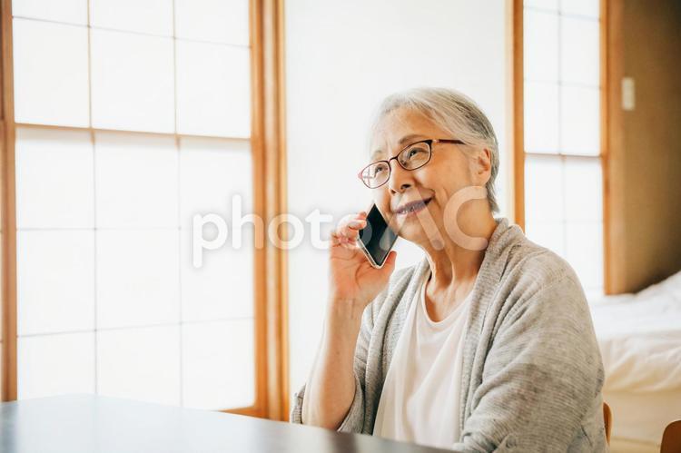 スマホを使う高齢者女性（笑顔） 高齢者,スマホ,通話の写真素材