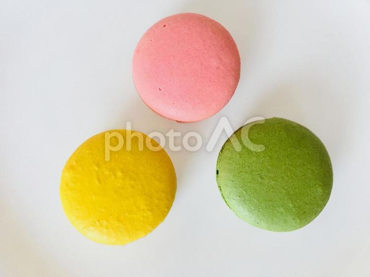 3色のマカロン（真上から） マカロン,フランス菓子,スイーツの写真素材