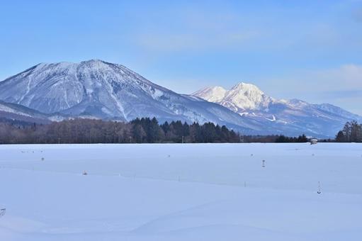 霊仙寺湖から見た黒姫山と妙高山（1） 霊仙寺湖,飯綱東高原,黒姫山の写真素材