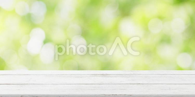 何もないテーブルとぼやけた緑の背景 テーブル,背景,玉ボケの写真素材