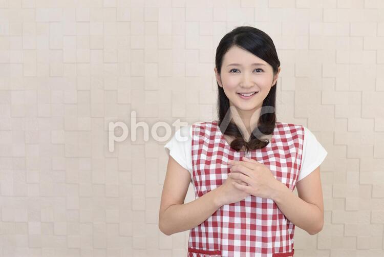 エプロンを着た笑顔の女性 女性,女,主婦の写真素材