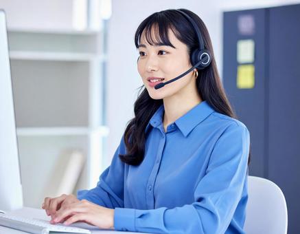 コールセンターで顧客対応する女性 コールセンターで顧客対応する女性の写真