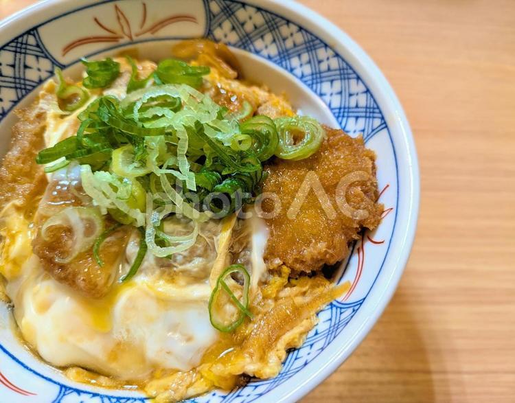 半熟とろとろ卵のできたてカツ丼 カツ丼,かつ丼,丼の写真素材