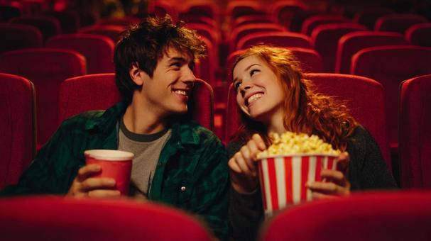 映画鑑賞中の幸せなひととき 映画鑑賞中の幸せなひとときの写真