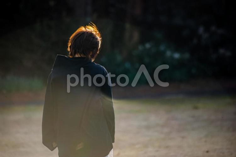 ※＜五島の風景＞鬼岳樹木園を散歩する女性 女性,人物,悩むの写真素材