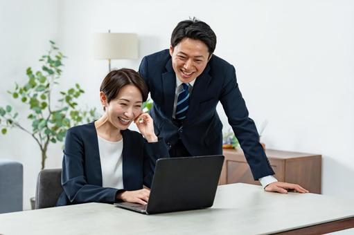パソコンを見るビジネスマン パソコンを見るビジネスマン ビジネス,男女,かっこいいの写真素材