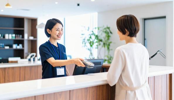 制服姿のエステサロンの受付女性の写真