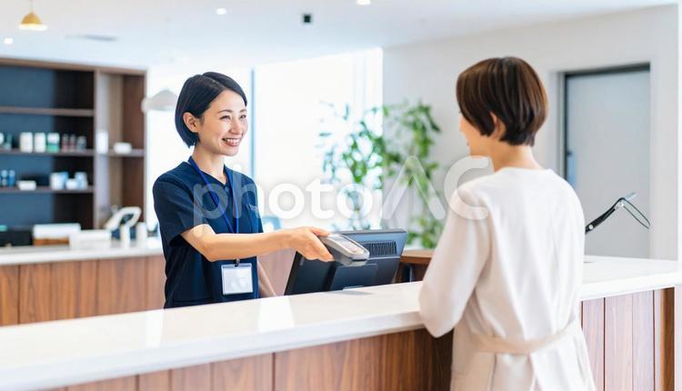 制服姿のエステサロンの受付女性 エステティシャン,カウンセリング,女性の写真素材
