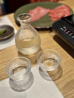 日本酒とおちょこ 日本酒とおちょこ 日本酒,おちょこ,牛肉の写真素材