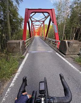 鵜の首橋と自転車_2 鵜の首橋,狭窄部,赤い橋の写真素材