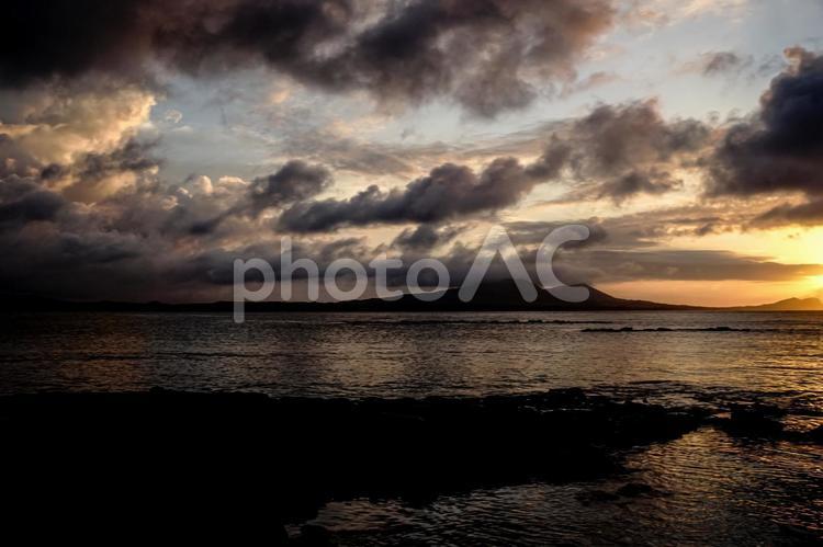 ＜五島の風景＞夏の夜明けの海の景色 風景,海,海岸の写真素材