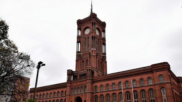 赤の市庁舎:ベルリンの象徴の荘厳な時計塔 赤の市庁舎:ベルリンの象徴の荘厳な時計塔 ベルリン,ドイツ,ヨーロッパの写真素材