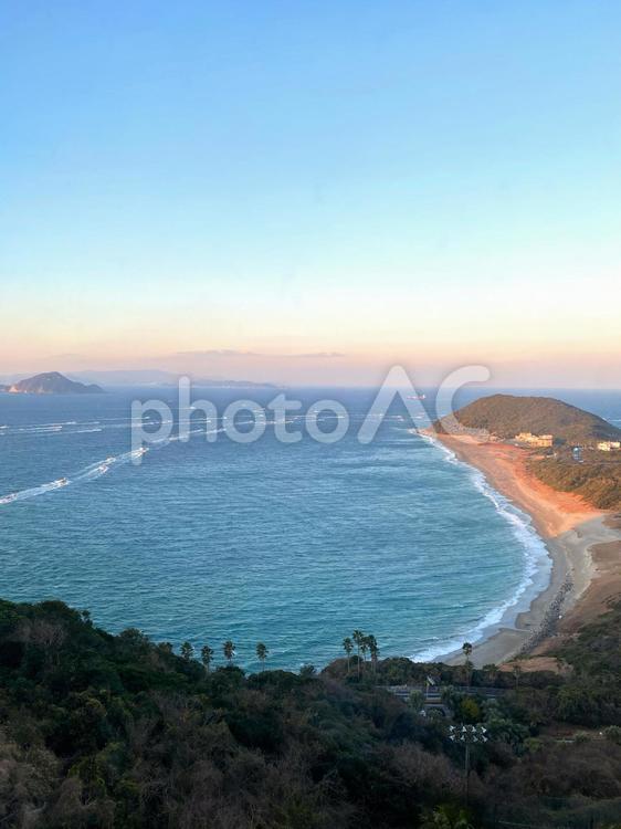 早朝に伊良湖港から次々と出航する漁船たち 漁船,船,釣船の写真素材