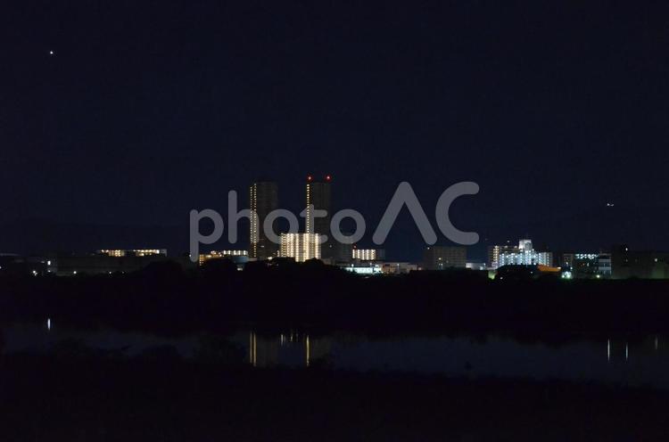 大都会の夜景　大阪、尼崎　夜の高層ビル 都市風景,都市,ビル街の写真素材