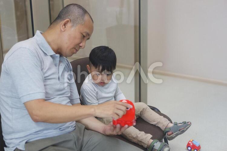 歯科の待合室にいるおじいちゃんと孫 歯医者,待合室,患者の写真素材