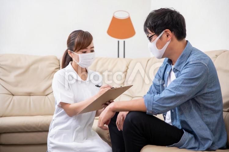 問診票に記入する看護師と患者 看護師,病院,カウンセリングの写真素材