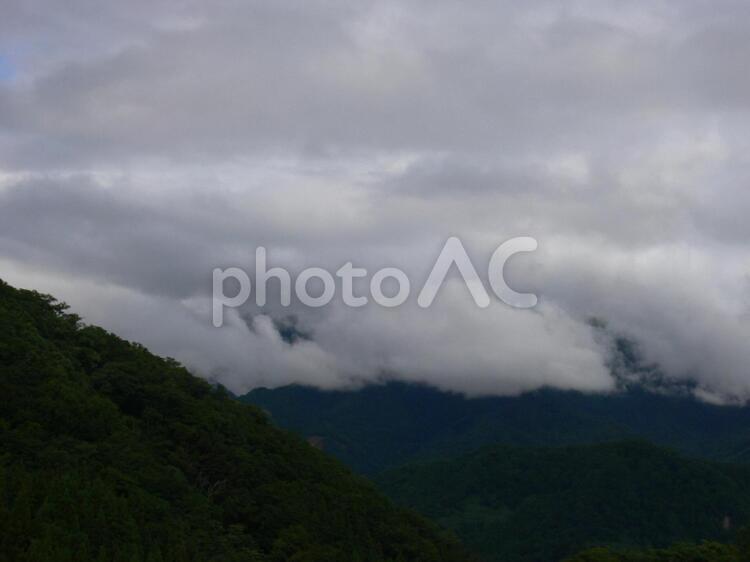 長野の深緑の山にかかる雲6 風景,自然,雲の写真素材