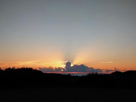 夏の夕陽を隠す雲 夏の夕陽を隠す雲 夕焼け,雲のシルエット,自然の写真素材