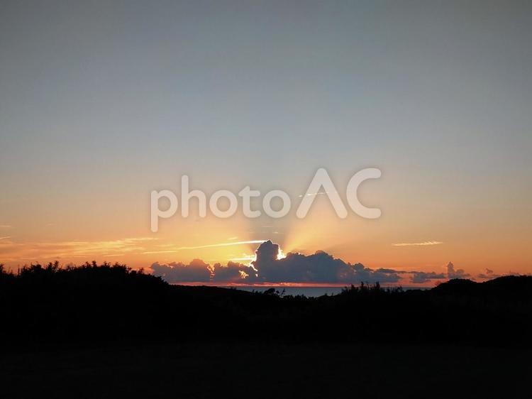 夏の夕陽を隠す雲 夕焼け,雲のシルエット,自然の写真素材