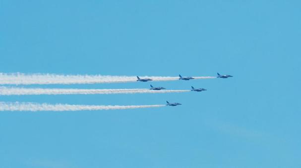 隊列飛行するブルーインパルス 隊列飛行するブルーインパルス 航空自衛隊,自衛隊,ブルーインパルスの写真素材