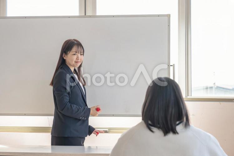 教える講師と聞く生徒 講師,女性,教師の写真素材