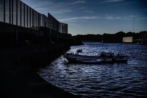 <Material> Two boats floating in a dark fishing port at dawn, JPG <Material> Two boats floating in a dark fishing port at dawn, JPG