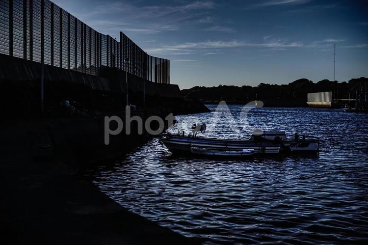 ＜素材＞夜明けの暗い漁港に浮かぶ2艘の船 風景,漁業,夜明けの写真素材
