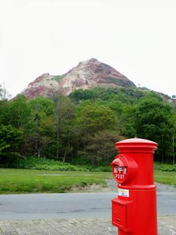 丸型ポストと昭和新山(北海道) 丸型ポストと昭和新山(北海道) 昭和新山,世界ジオパーク,雄大の写真素材