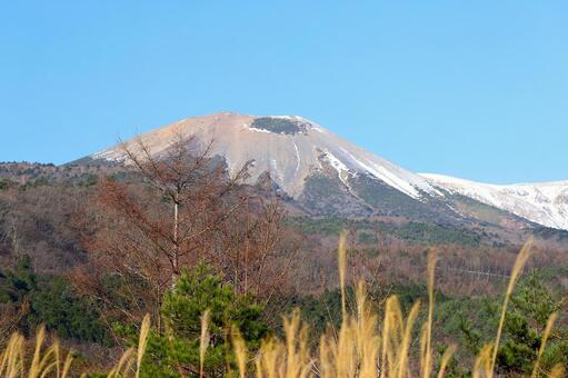 晩秋を見つめる吾妻小富士 吾妻小富士,吾妻山,青空の写真素材