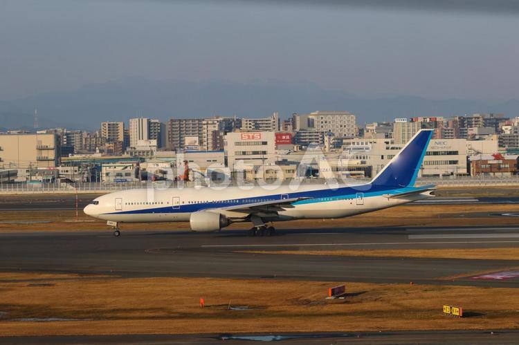 福岡空港、朝の空を映す滑走路 福岡空港,朝,飛行機の写真素材