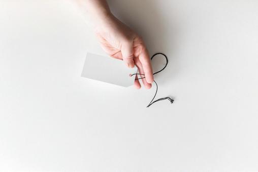白い紙タグを持つ手 白い紙タグを持つ手 モックアップ,女性,手の写真素材