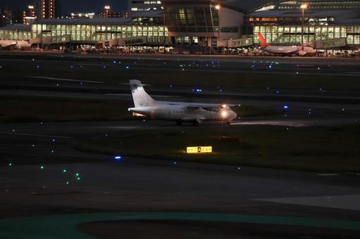 夕陽に染まる秋の空港 飛行機,航空機,旅客機の写真素材