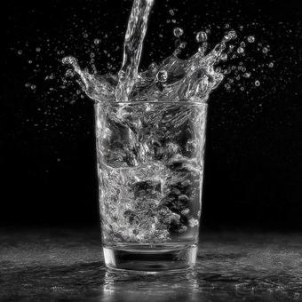 グラスから弾ける水しぶきと氷 グラスから弾ける水しぶきと氷の写真