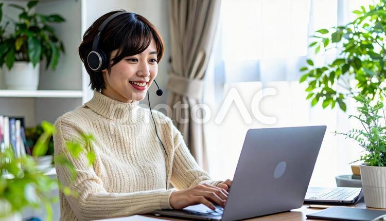 笑顔でリモートワークをするビジネス女性 女性,オンライン,ミーティングの写真素材